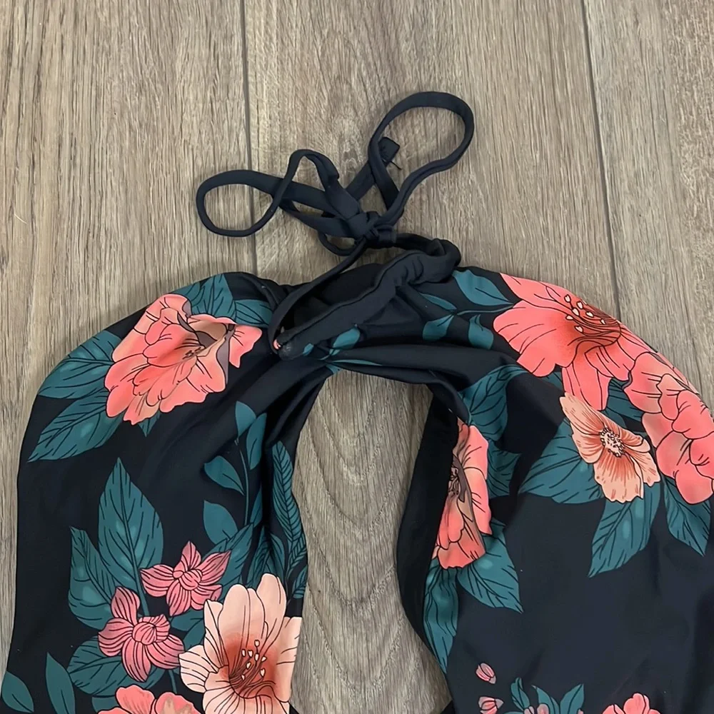 Time‎ and Tru Floral Hardware One Piece Swimsuit Size L((12-14)